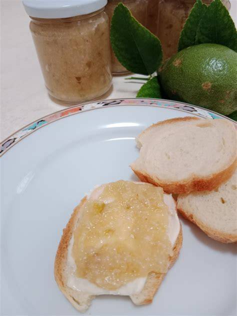 Zitronenmarmelade, servierfertig auf Brot und Gebäck