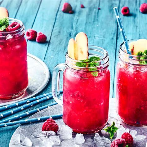 Zitronenmelisse-Sirup und Himbeeren