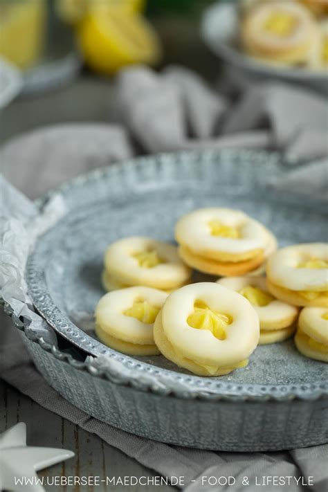 Zitronenplätzchen mit Eigelb, frisch auf einem Gitter