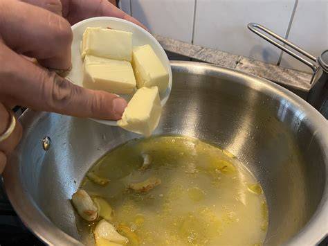 Zitronenpudding in Topf, Butter bereit zum Einrühren