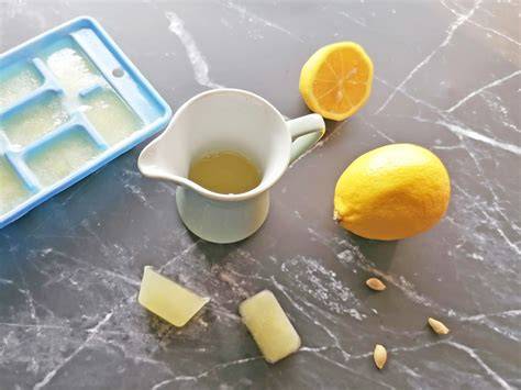 Zitronensaft in Eiswürfelform zum Einfrieren