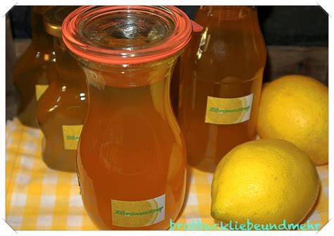 Zitronenscheiben und Flasche Zitronensirup