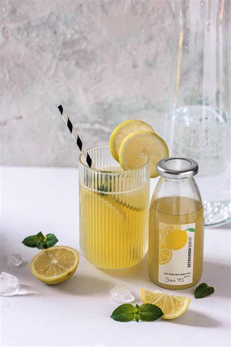 Zitronensirup im Glas mit Zitronenscheiben