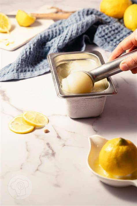 Zitronensorbet im Eisbehälter