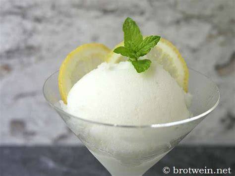 Zitronensorbet im Glas mit Minze garniert