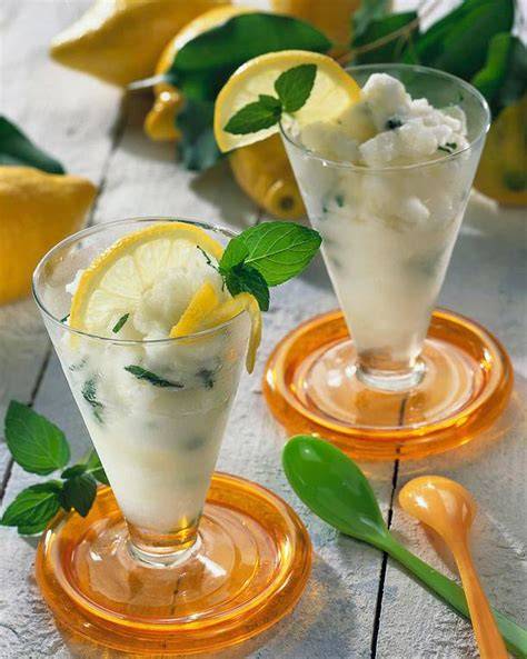 Zitronensorbet in Gläsern mit Minze