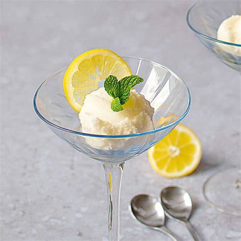 Zitronensorbet in Schale mit Zesten