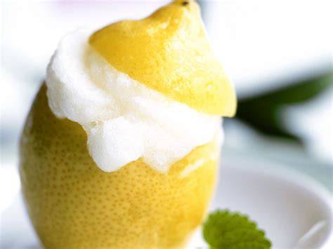 Zitronensorbet in Zitronenschalen serviert