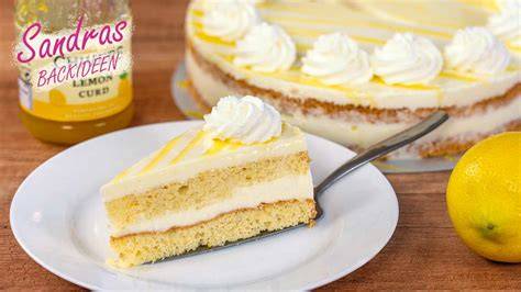 Zitronentorte angeschnitten mit Lemon Curd und Zitronenzesten