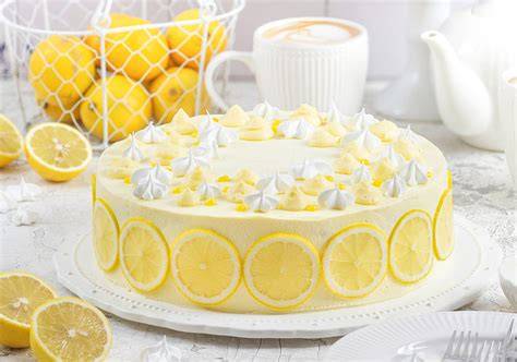 Zitronentorte auf Kuchenplatte, Zutaten im Hintergrund