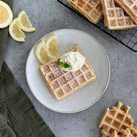 Zitronenwaffeln auf Gitter mit Puderzucker