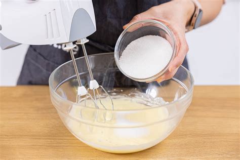 Zitronenzesten reiben und mit Zucker verrühren