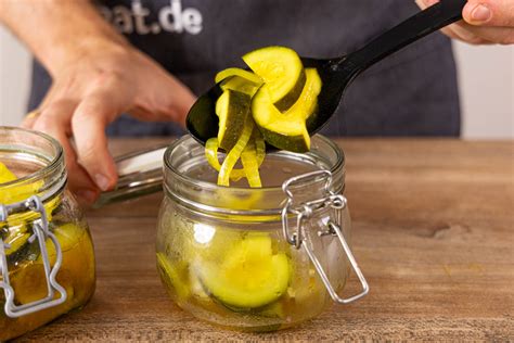 Zitroniges Rohkost-Dessert mit Zucchini im Glas