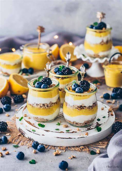 Zitrus-Quark-Dessert im Glas mit Limette und Zitrone