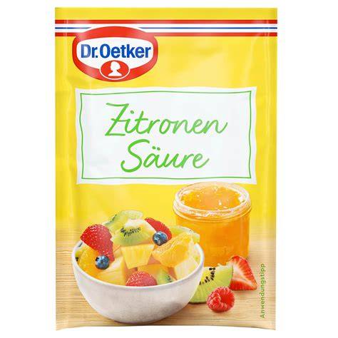 Zitrusfrüchte und Löffel mit Zitronensäure-Päckchen