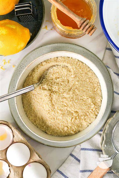 Zitrusfrüchte und gemahlene Mandeln als Zutaten für Fior di Mandorla