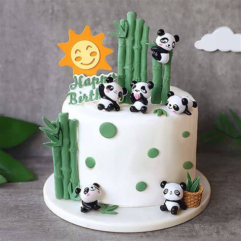 Zoo-Torte mit Panda- und Tierfiguren: Beispiel einer Deko ohne Fondant
