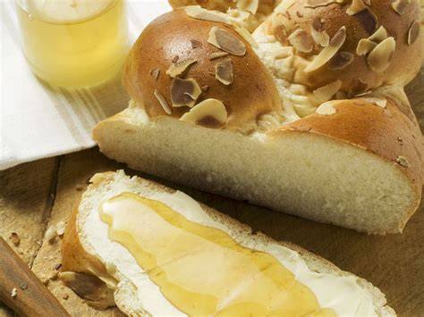 Zopf mit Butter und Honig bestrichen