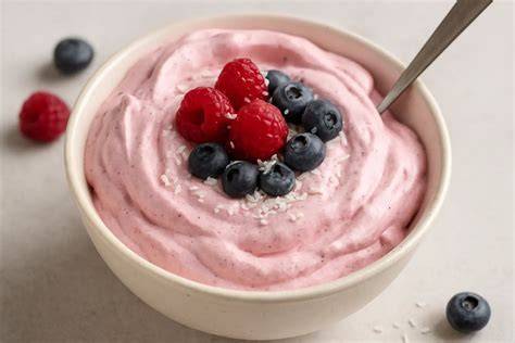 Zubereiteter Protein Fluff in Schälchen mit Beeren