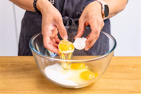 Zubereitung: Eier mit Zucker aufschlagen