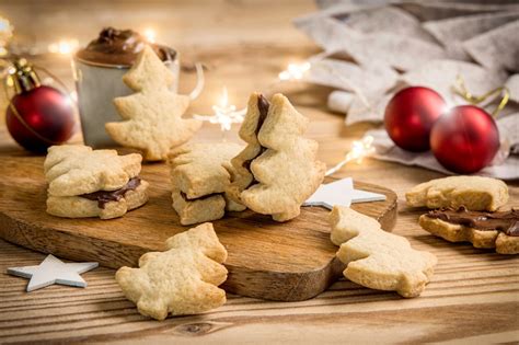Zubereitung: Gewürzkekse formen, ausstechen, stempeln, backen