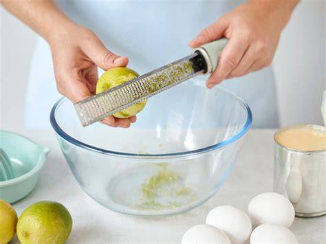 Zubereitung Limettenschale mit Reibe