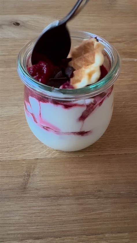 Zubereitung Quarkcreme: alle Zutaten vermengen und als Schichten im Glas anrichten