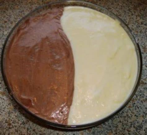 Zubereitung Schoko- und Vanillepudding in zwei Töpfen