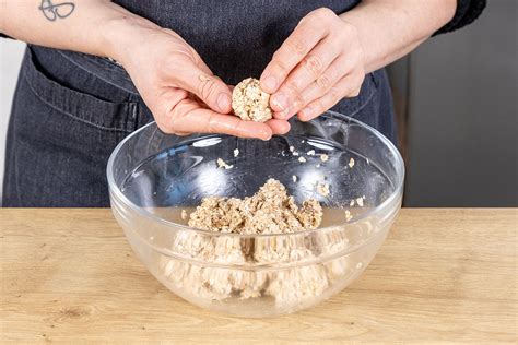 Zubereitung Schritt-für-Schritt: Schwedische Haferkekse ohne Zucker, Kneten, Formen, Backen