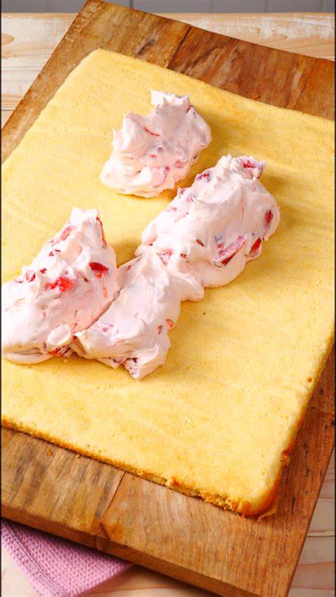 Zubereitung der Erdbeerfüllung und Lemon Curd-Mascarpone-Sahne