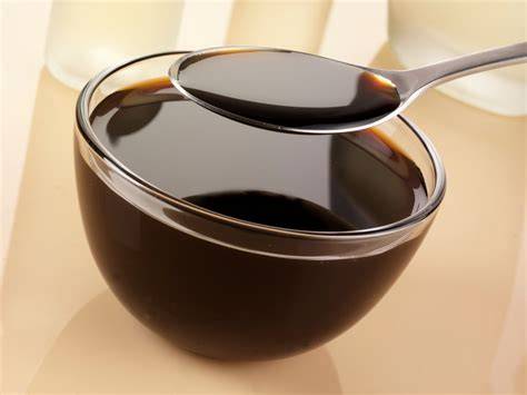Zubereitung der Honig-Balsamico-Marinade in einer Schüssel