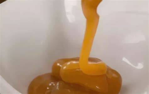 Zubereitung der Karamellsauce mit Butter und Sahne