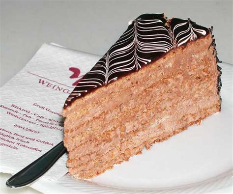 Zubereitung der Makronen für Sarah Bernhardt Torte