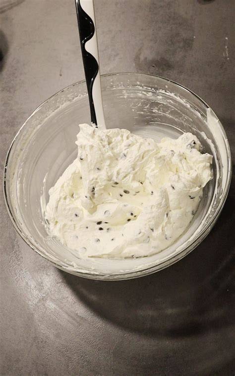 Zubereitung der Stracciatella-Creme mit Raspelschokolade