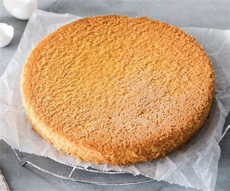 Zubereitung des Biskuitbodens für Sahnetorte