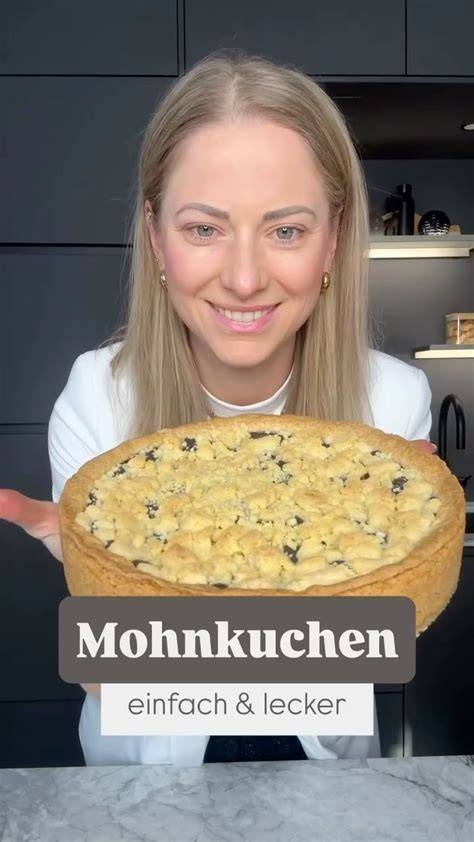 Zubereitung des Keksbodens aus Schokokeksen und Butter in einer runden Springform