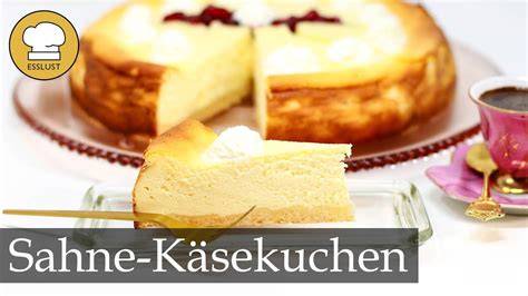 Zubereitung des Schmandgusses mit geschlagener Sahne und Schmand