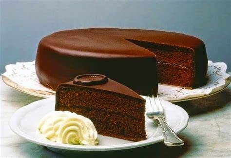 Zubereitung einer Sachertorte: Schichten und Glasur