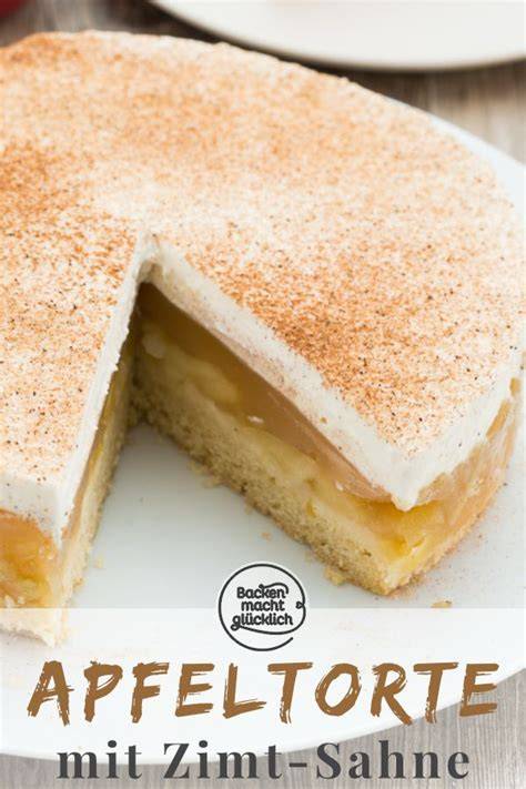 Zubereitung einer Walnuss-Apfeltorte: saftige Apfelkompottfüllung und Sahne