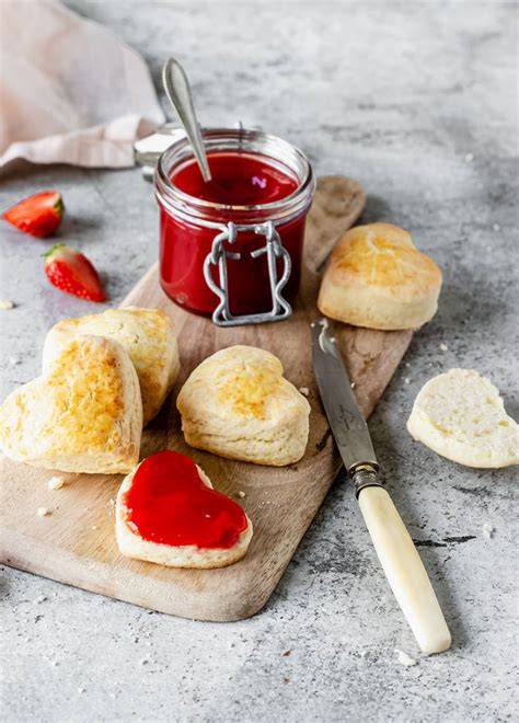 Zubereitung einer gewürzten Mürbeteigtorte mit Erdbeermarmelade