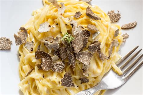 Zubereitung einer klassischen Tagliolini mit Trüffel