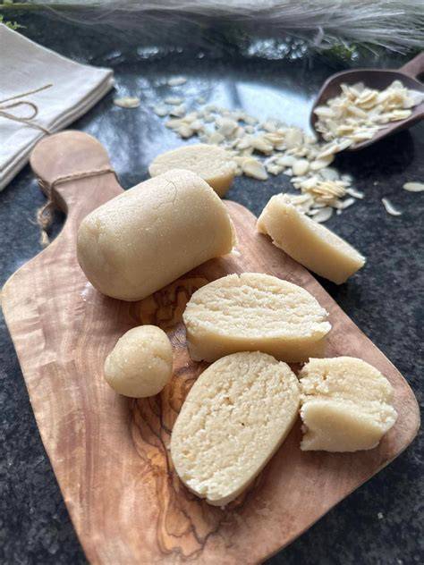 Zubereitung eines Biskuitbodens mit Marzipan, Schritt-für-Schritt