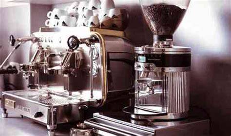 Zubereitung eines Chocomel-Kaffees im Café