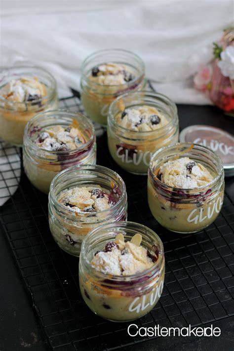 Zubereitung eines Heidelbeer-Mascarpone-Desserts im Glas