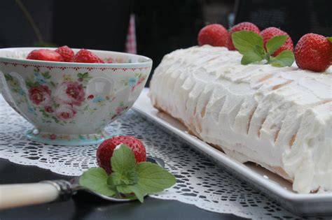 Zubereitung eines Waffelkuchens mit Quark-Sahne-Creme und Erdbeeren