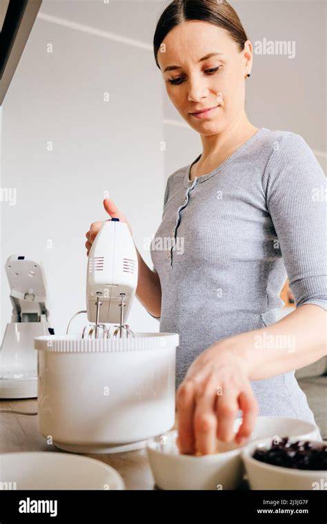Zubereitung eines fluffigen Waffelteigs, Handmixer, Zutaten auf dem Tisch