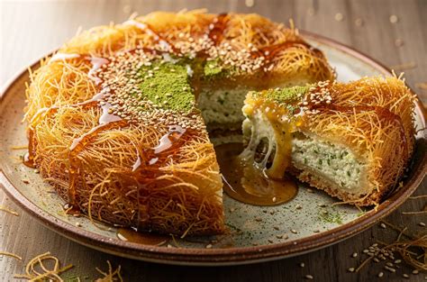 Zubereitung eines traditionellen Knafeh mit Zutaten