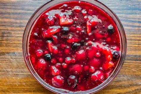Zubereitung hausgemachter Roter Grütze mit Beeren