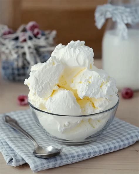 Zubereitung klassisches Gelato mit italienischer Eismaschine
