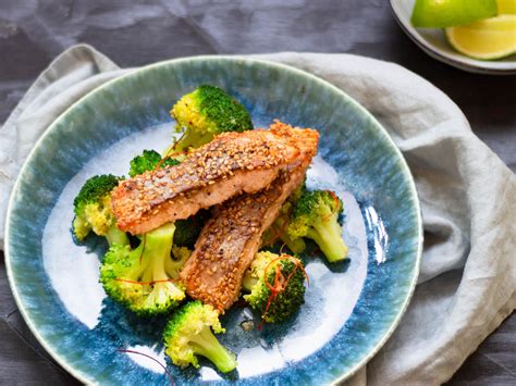 Zubereitung und Anrichten von Lachs mit Honig-Sesamkruste und Brokkoli